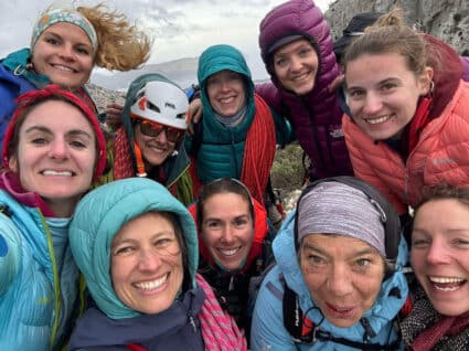 Groupe de femmes lors d'un stage escalade Grande Voie dans les Calanques