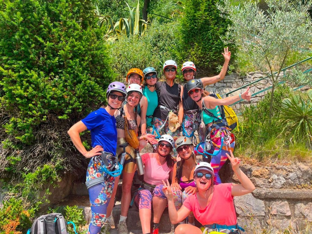 Groupe déguisé pour une après-midi via-ferrata lors d'un EVJF